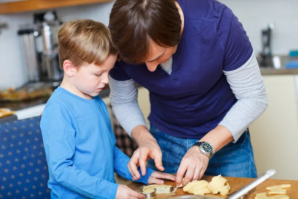 Pai e filho cozinhando juntos — Fotografia de Stock