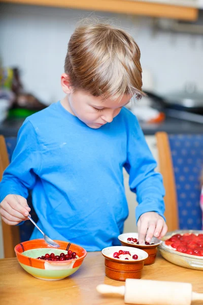 Schattige jongen maken cupcakes — Stockfoto