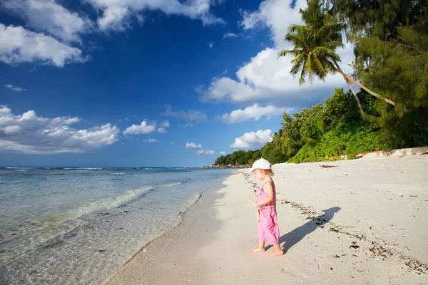 Tropik sahilde küçük kız — Stok fotoğraf