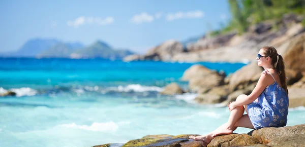 Jeune femme relaxante sur la côte rocheuse — Photo