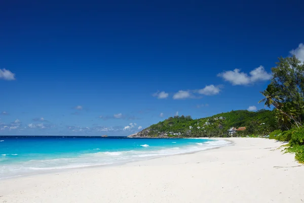 Idyllischer Strand auf den Seychellen — Stockfoto