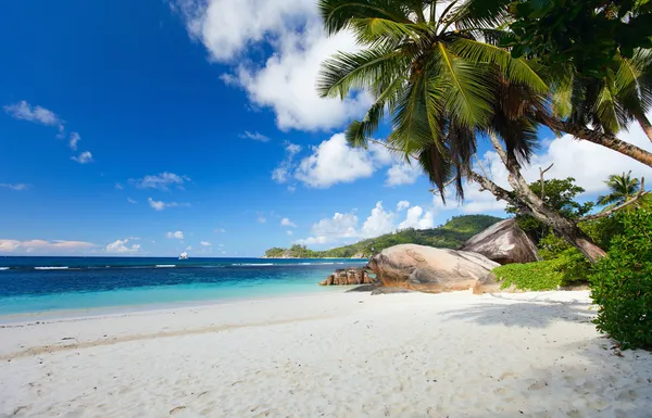 Idyllischer Strand auf den Seychellen — Stockfoto