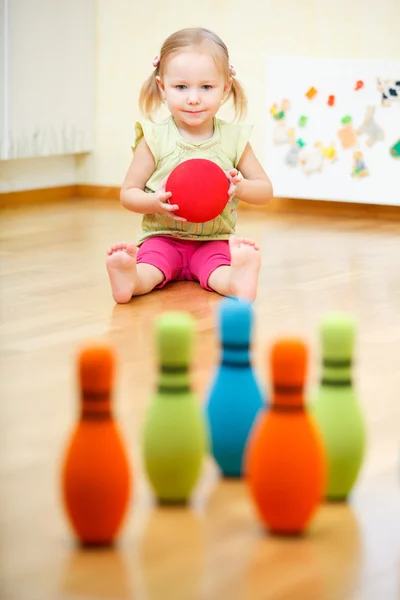 Kleinkind beim Spielen — Stockfoto