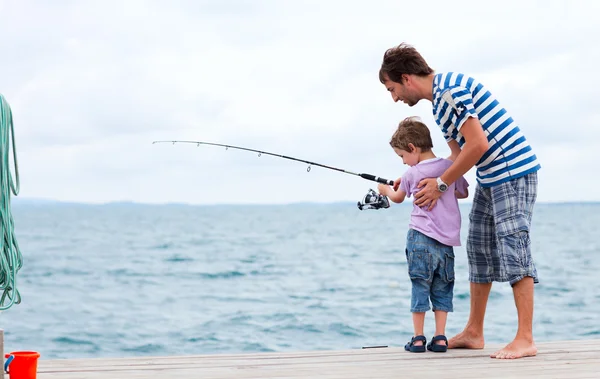 Far och son fiskar tillsammans — Stockfoto