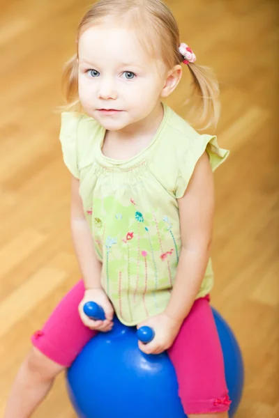 Menina da criança jogando — Fotografia de Stock