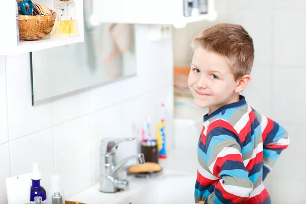 Хлопчик у ванній кімнаті — стокове фото