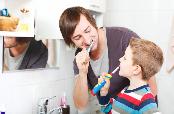 Father and son brushing teeth — Stock Photo, Image