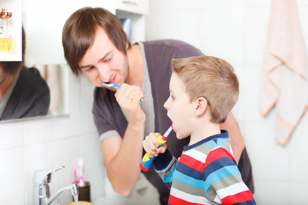 Πατέρας και γιος βουρτσίζουν τα δόντια — Φωτογραφία Αρχείου
