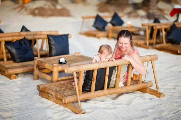 Mãe e filha no café da praia — Fotografia de Stock