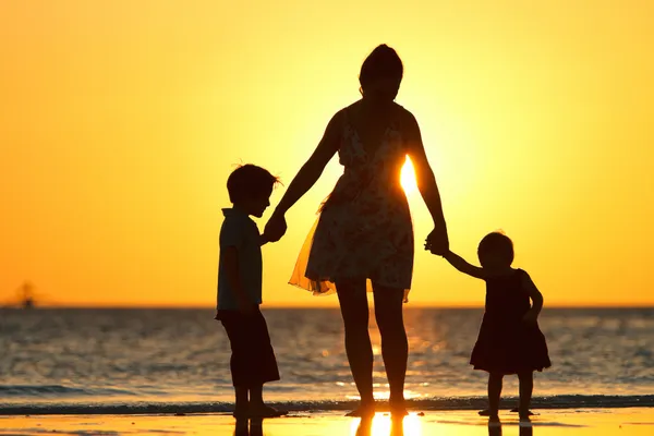 Familjen vid solnedgången — Stockfoto