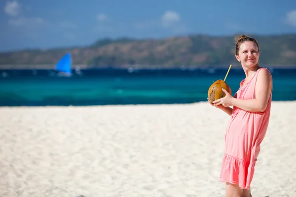 Młoda kobieta z kokosem — Zdjęcie stockowe