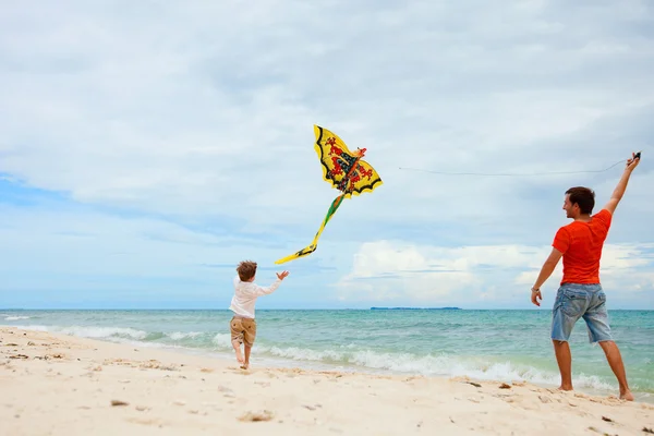 아버지 와아들 날으는 연 — 스톡 사진
