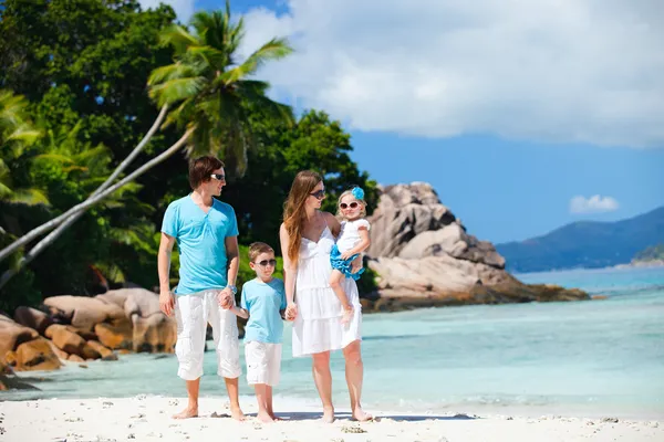 Família com dois filhos de férias — Fotografia de Stock