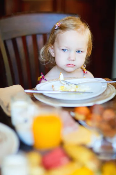 Küçük kız kahvaltı yapıyor. — Stok fotoğraf