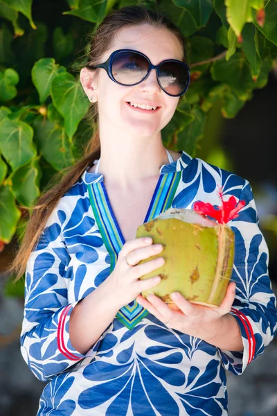 Portrét krásné s kokosem — Stock fotografie