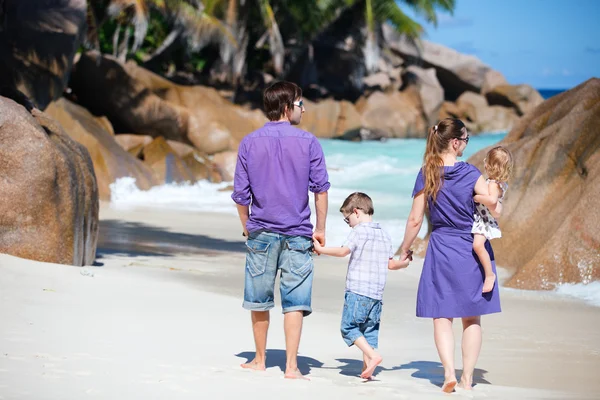 Familie mit zwei Kindern im Urlaub — Stockfoto