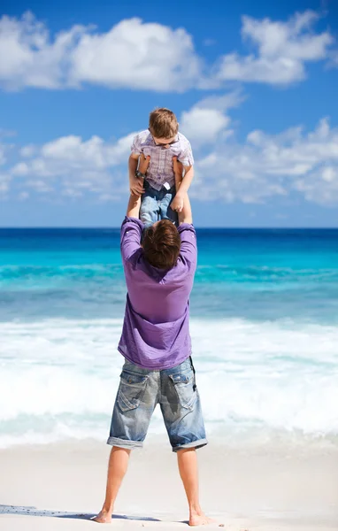 Father and son on beach vacation — Φωτογραφία Αρχείου