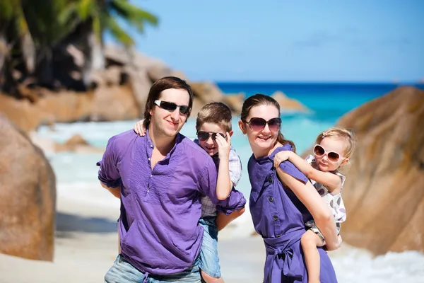 Familj med två barn på semester — Stockfoto