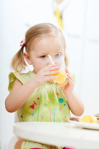 女孩喝果汁 — 图库照片