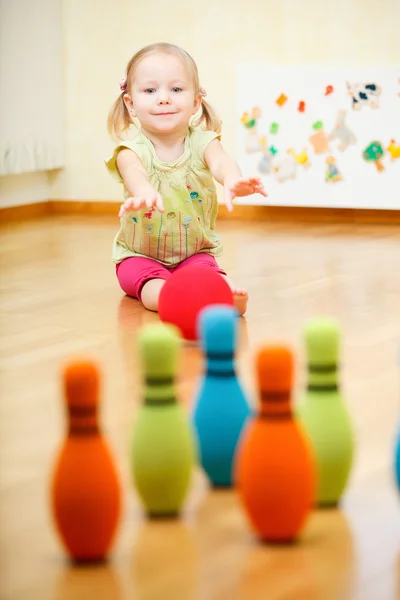 Toddler dziewczynka gra — Zdjęcie stockowe