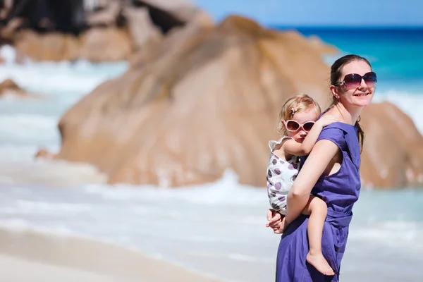 Madre e figlia in vacanza tropicale — Foto Stock