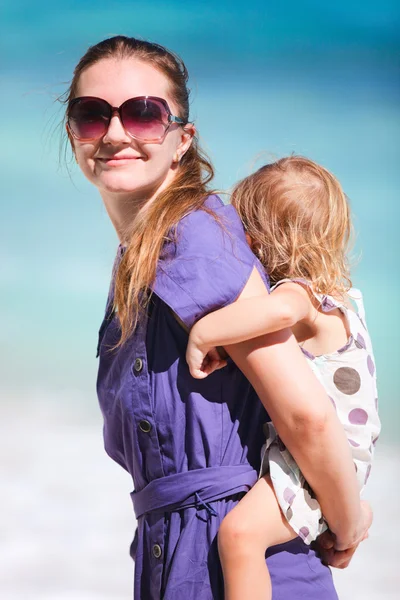 Anne ve kızı tropikal tatil — Stok fotoğraf