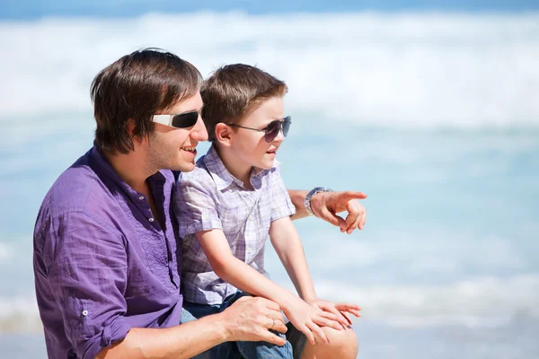 Apa és fia-strandon — Stock Fotó