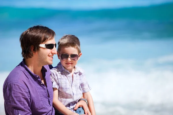 Padre e hijo en la playa —  Fotos de Stock