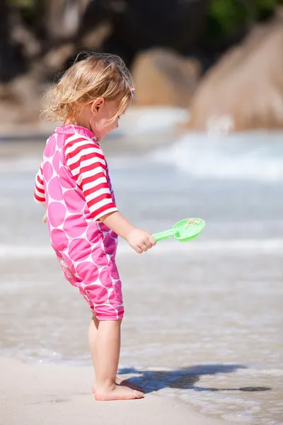 Maluch dziewczyna na plaży — Zdjęcie stockowe