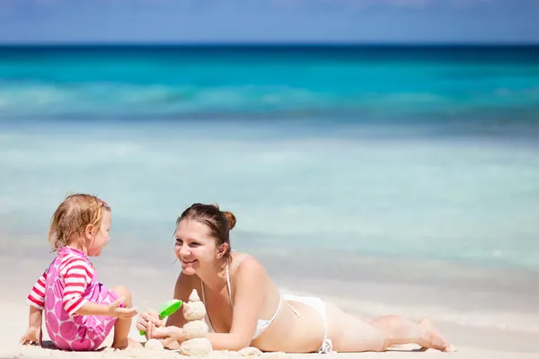 Matka a dcera, hraní s pískem — Stock fotografie