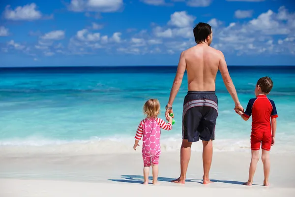 Vater und Kinder im Urlaub — Stockfoto