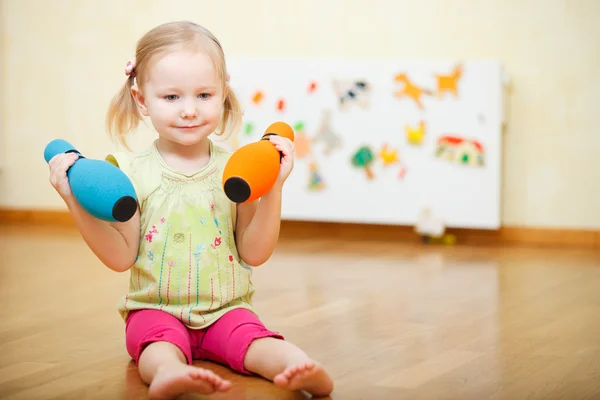 Κορίτσι μικρό παιδί που παίζει — Φωτογραφία Αρχείου