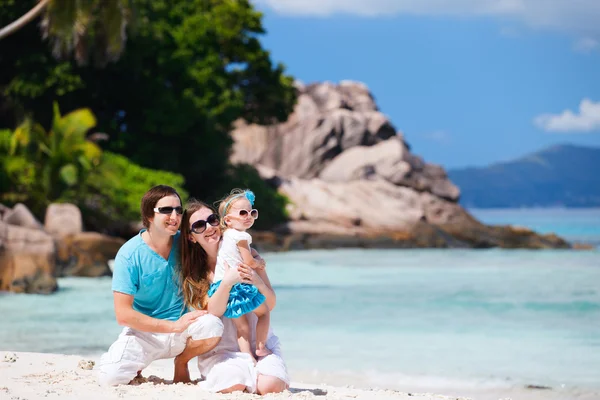 Junge Familie im Urlaub — Stockfoto