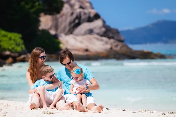 休暇の 2 人の子供と家族 — ストック写真