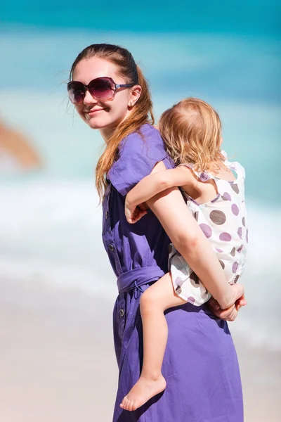 Mãe e filha em férias tropicais — Fotografia de Stock