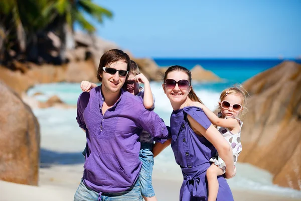 Familia con dos hijos de vacaciones — Foto de Stock
