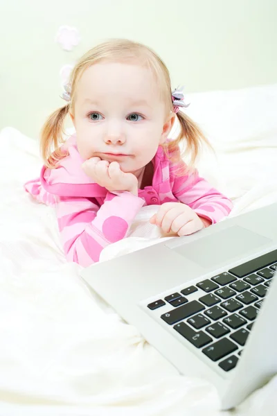 Κοριτσάκι με φορητό υπολογιστή — Φωτογραφία Αρχείου