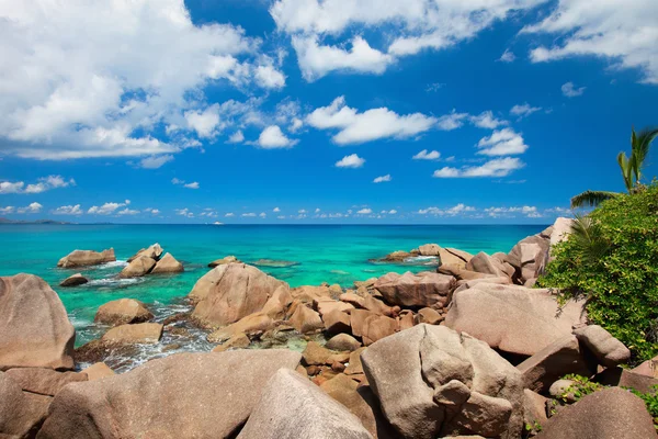 Beautiful rocky coast in Seychelles — Stock Photo, Image