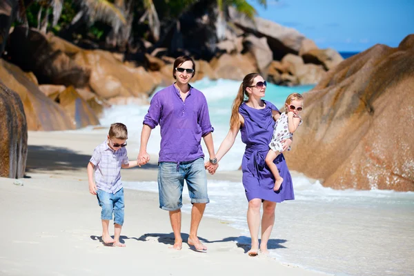 Plaj boyunca yürüyen genç ailesi — Stok fotoğraf