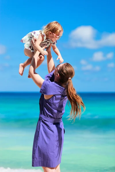 Moeder en dochter op strandvakantie — Stockfoto