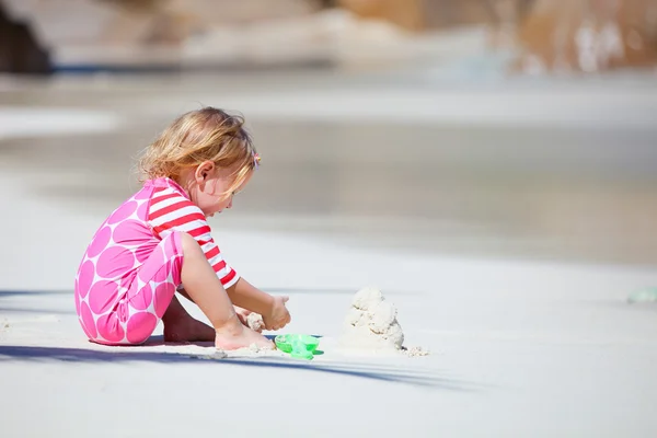 Kleines Mädchen am Strand — Stockfoto