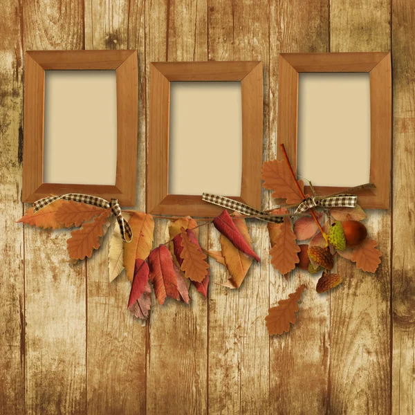Podzimní rámeček na dřevěné pozadí — Stock fotografie