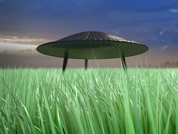 緑の草原の空飛ぶ円盤の着陸 ロイヤリティフリーのストック画像