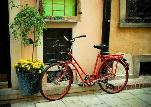 Rotes Fahrrad auf einer schönen europäischen Straße lizenzfreie Stockfotos