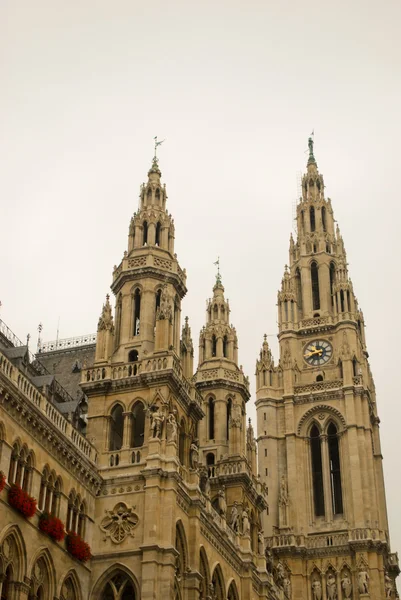 Готическая башня Ратхауса в Вене — стоковое фото
