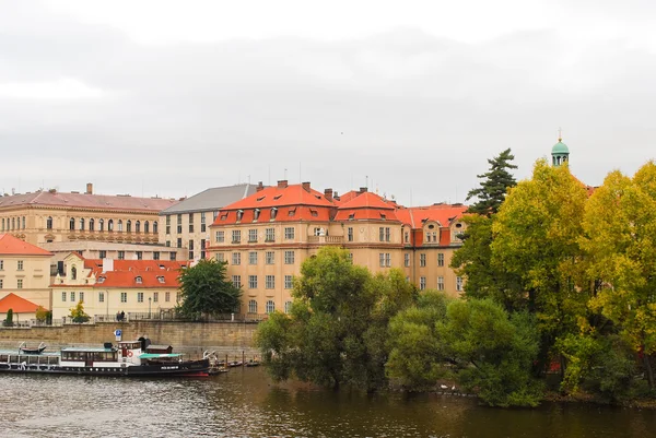 Прага осенью — стоковое фото