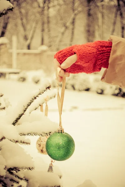 Décorer l'arbre de Noël dans des couleurs chaudes — Photo