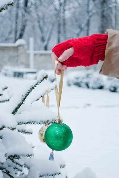Kerstboom Versieren — Stockfoto