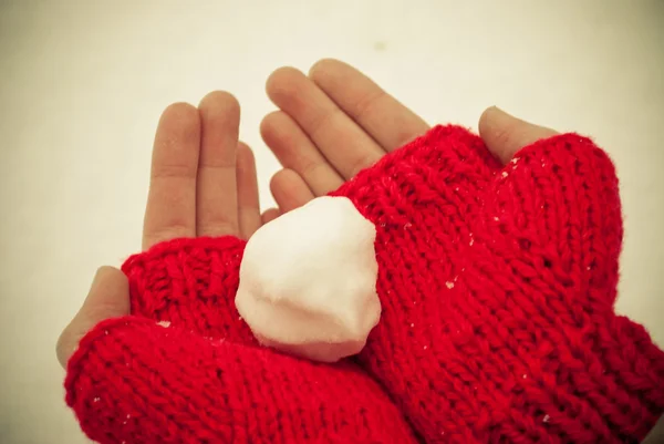 Снежок в руках — стоковое фото