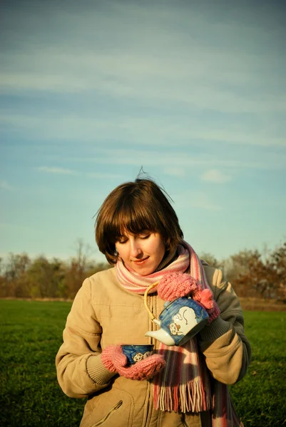 屋外とお茶を飲む若い婦人 — ストック写真